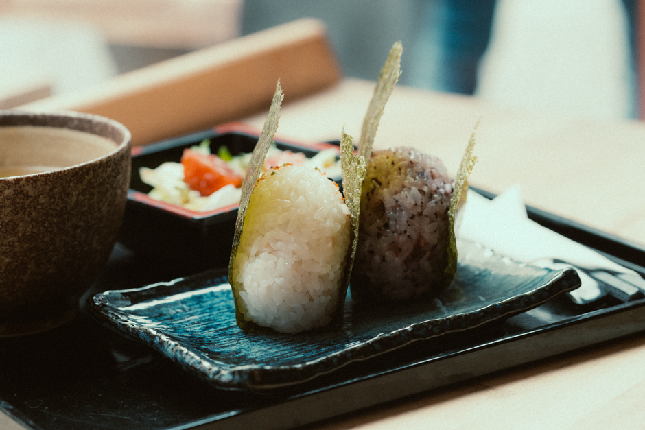 Bí Quyết Cuộn Cơm Kimbap Không Bị Rách Bằng Lá Rong Biển Cho Người Mới 2 pexels photo 31251593